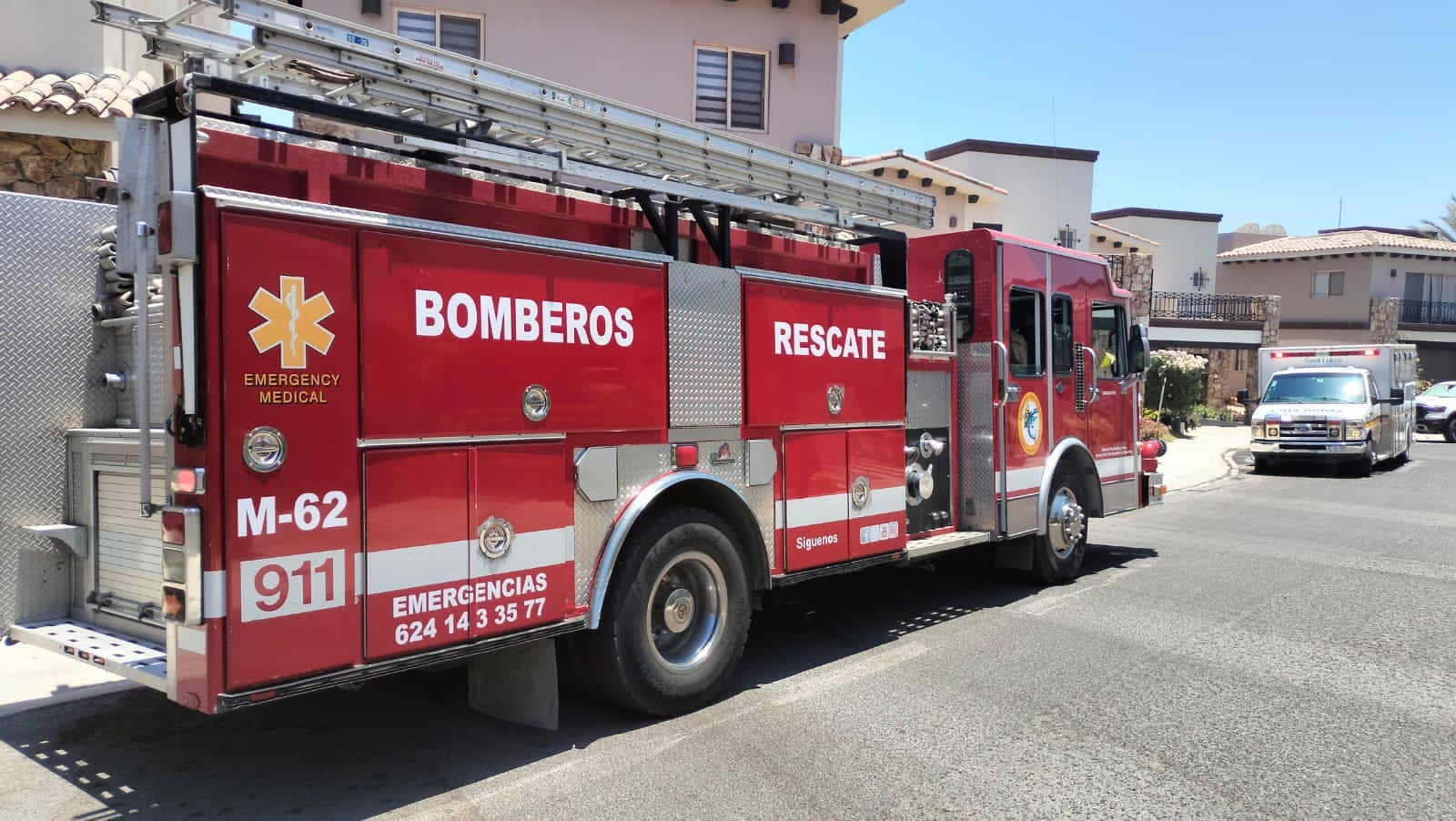 Bomberos de Cabo San Lucas sofocando incendio en casa de El Tezal.