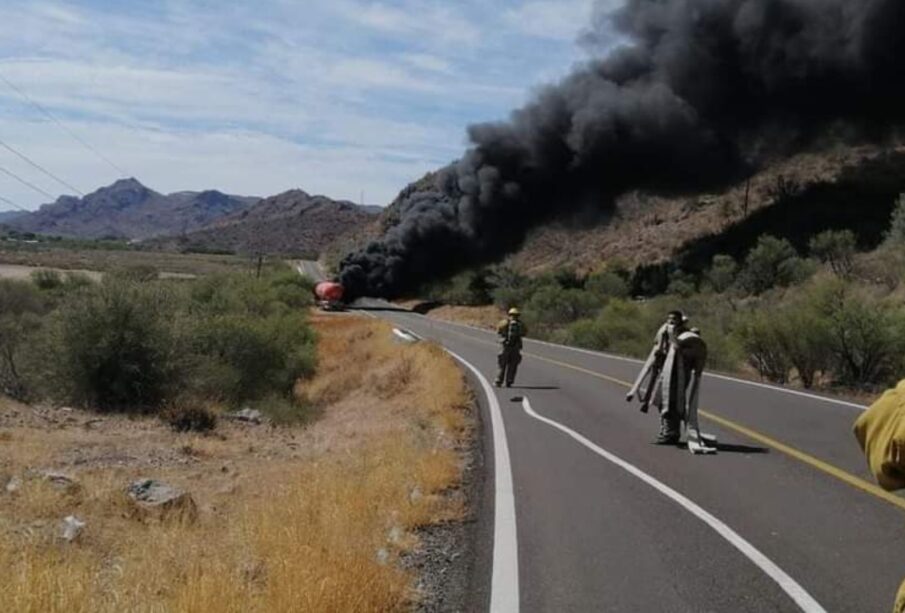 Bomberos sofocando incendio de un camión cisterna cargado de gas en la carretera hacia Puerto Escondido - Poblado Ligüí, en Loreto.