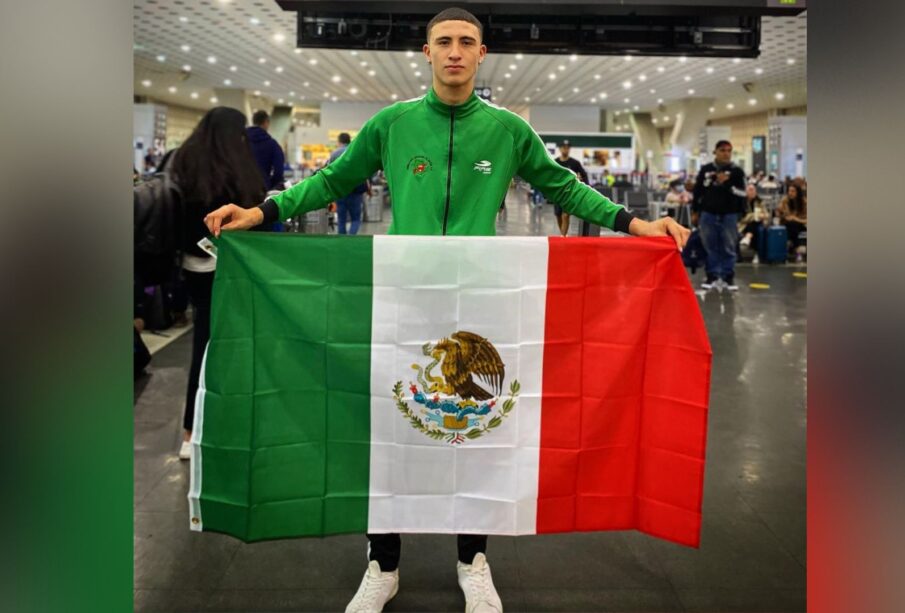 Boxeador Emiliano Reducindo sosteniendo la bandera de México.
