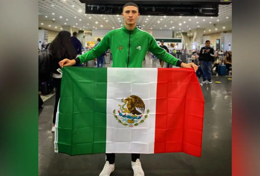 Boxeador Emiliano Reducindo sosteniendo la bandera de México.