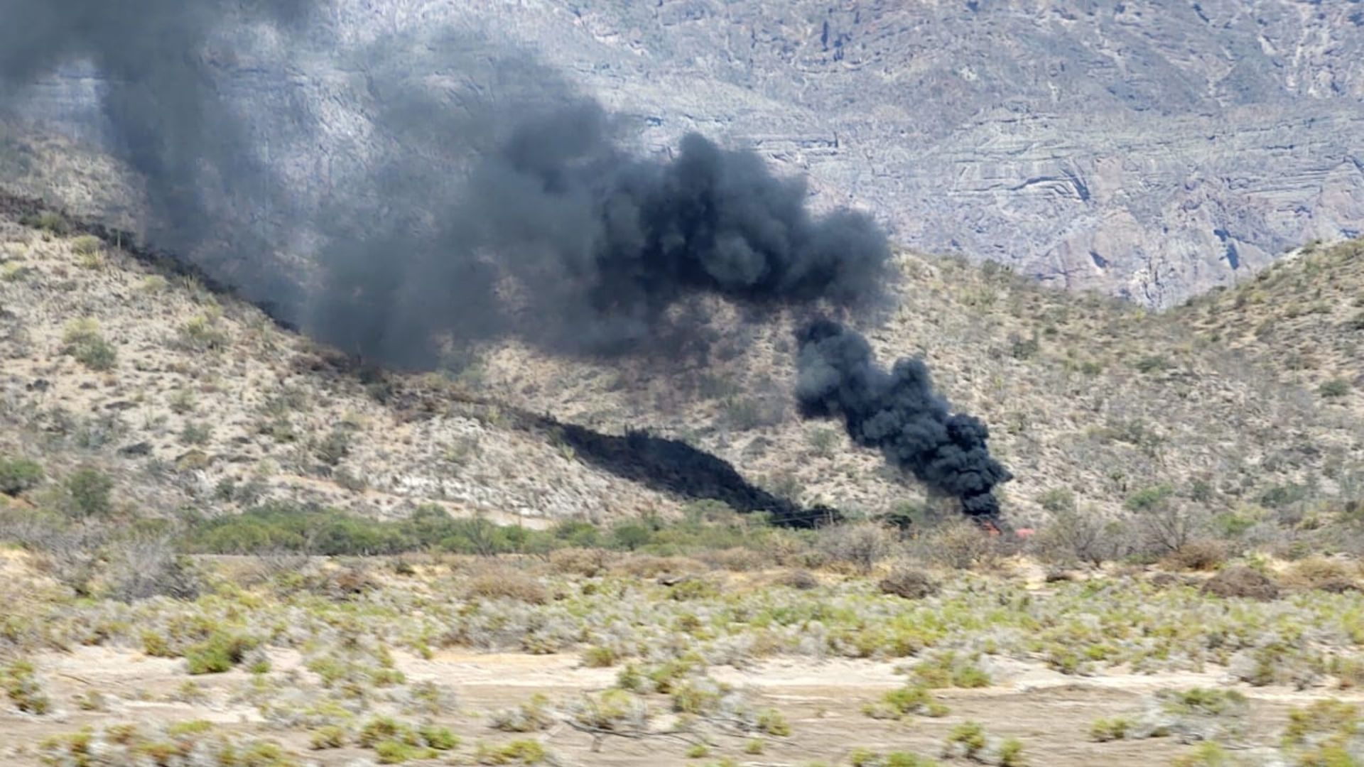 Camión cisterna cargado de gas incendiado en la carretera hacia Puerto Escondido - Poblado Ligüí, en Loreto.