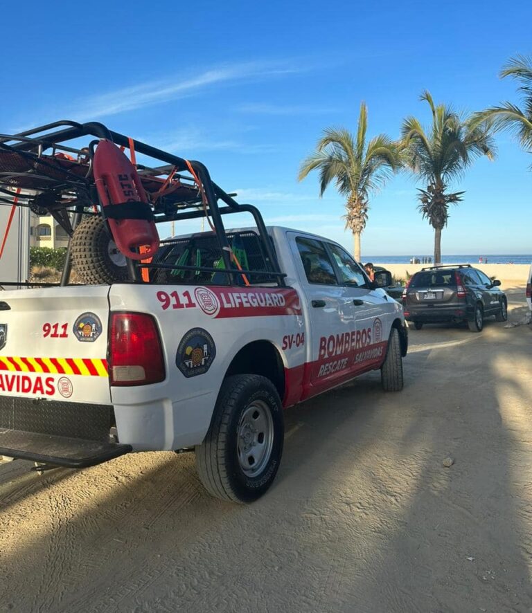 Camioneta de guardavidas de Bomberos en la playa