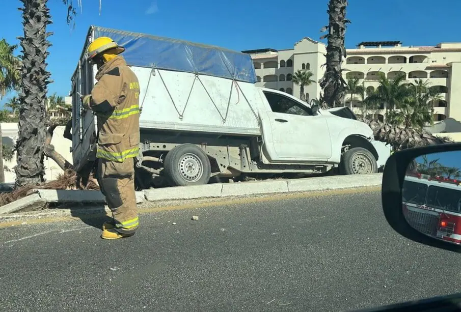 Camioneta que chocó contra una palmera en la carretera Transpeninsular.