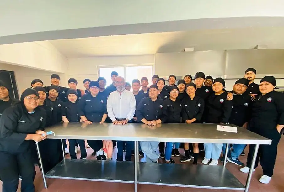 Capacitación a estudiantes de la UABCS de manejo de alimentos.