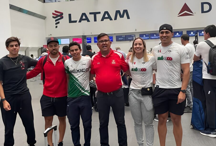 Ciclistas sudcalifornianos en el Aeropuerto Internacional de La Paz rumbo a los Panamericanos en Argentina.