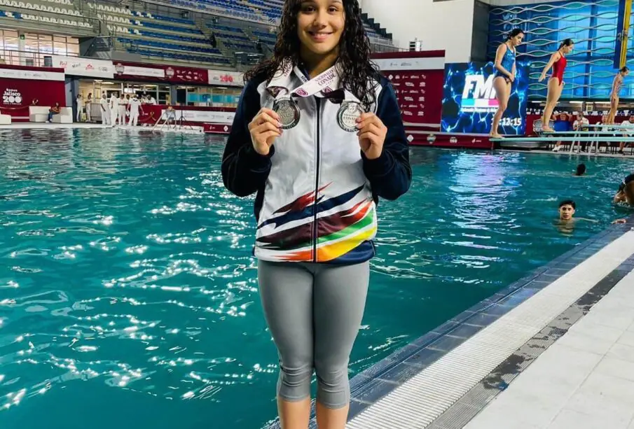 Clavadista sudcaliforniana con medallas