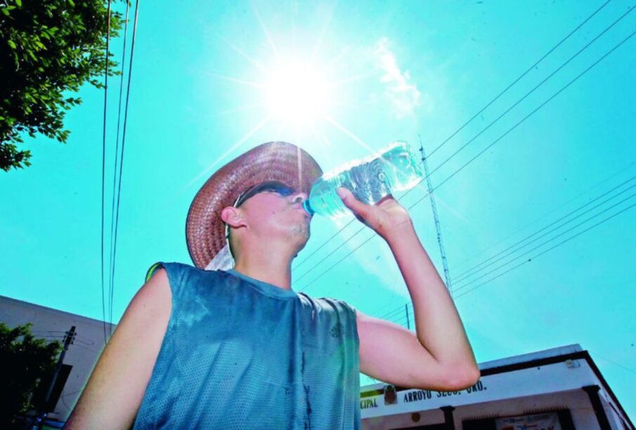 Beber abundante agua ayuda a evitar un golpe de calor