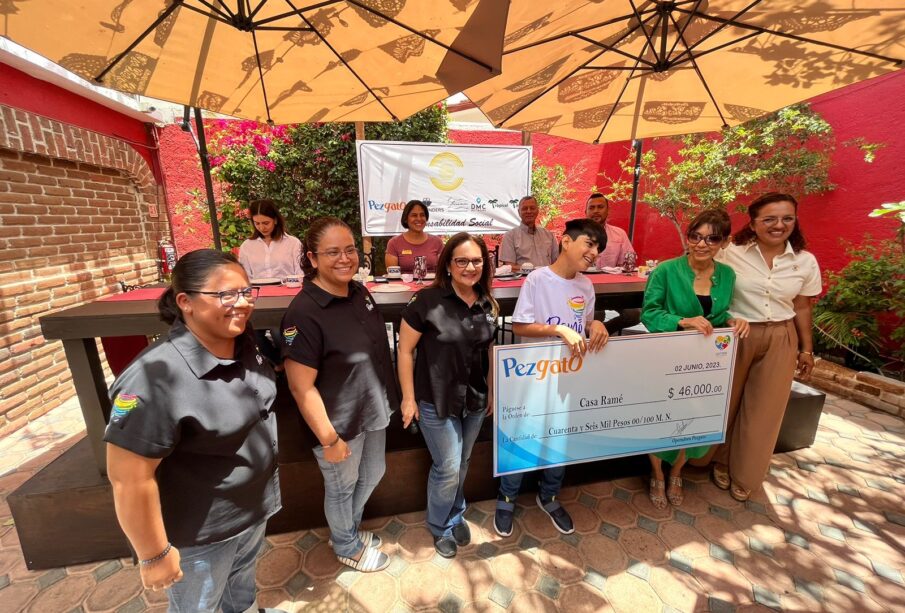 Corporativo Grupo T3 entregando cheque simbólico a la asociación Casa Ramé.