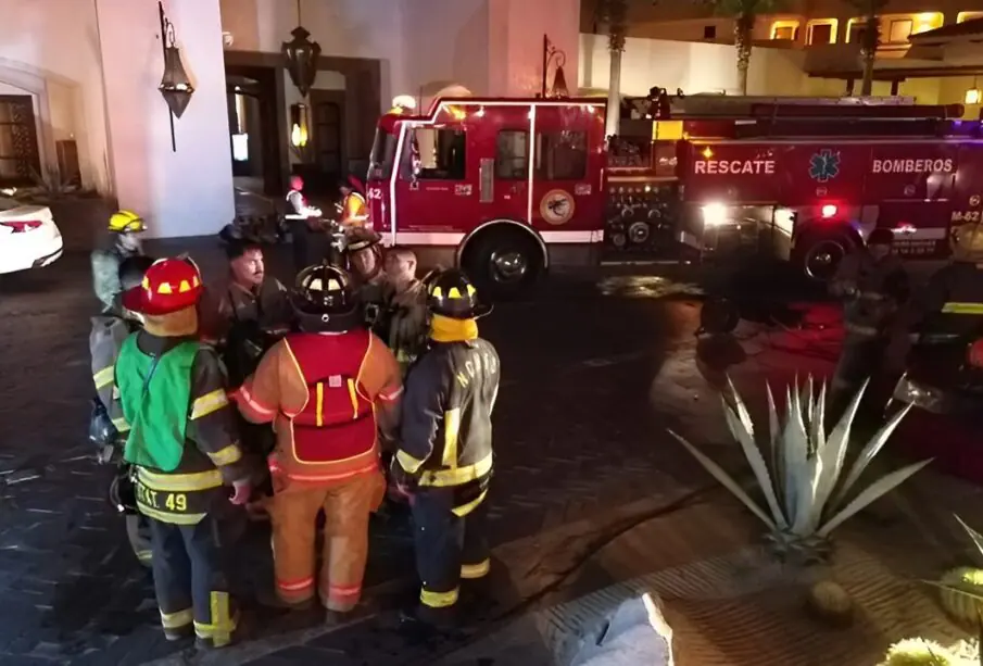 Cuerpo de Bomberos atendiendo incendio en el Hotel Grand Solmar.