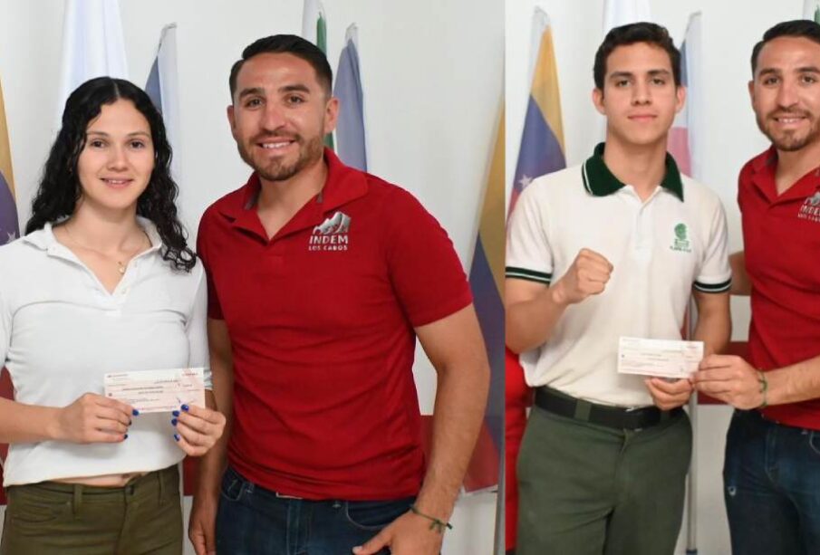 Deportistas de karate recibiendo apoyos