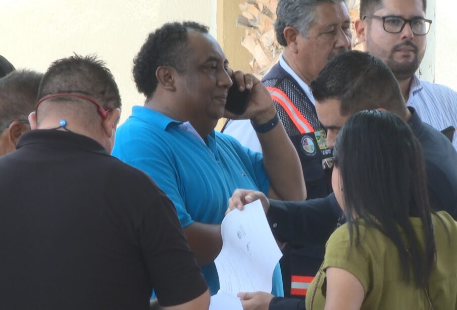 El exdiputado Juan Pérez Cayetano durante las audiencias públicas en la colonia el Zacatal en San José del Cabo.