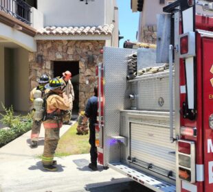 Elementos del Cuerpo de Bomberos atendiendo incendio en casa de El Tezal.