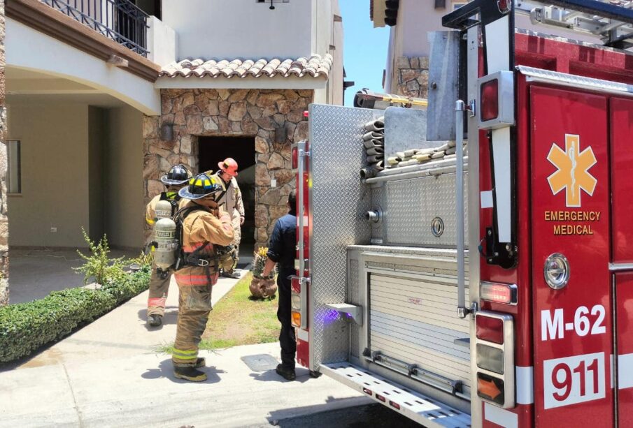 Elementos del Cuerpo de Bomberos atendiendo incendio en casa de El Tezal.