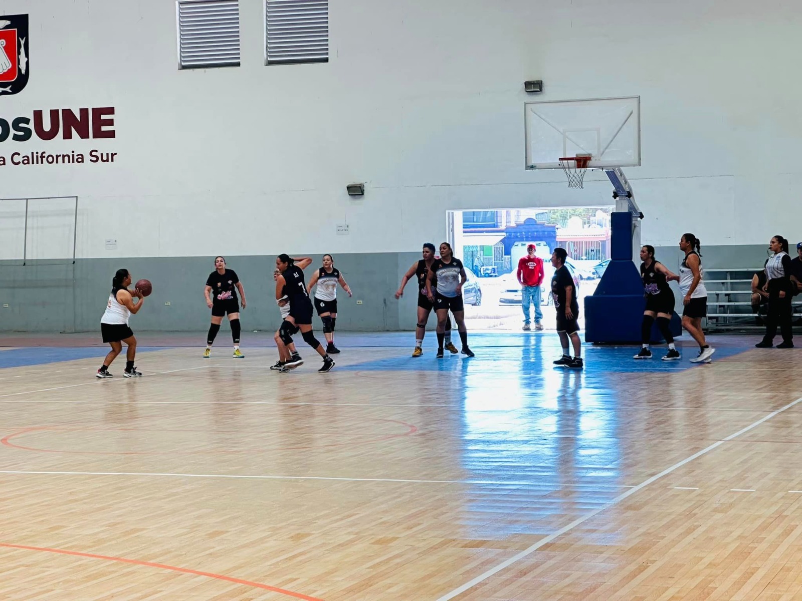 Equipo de baloncesto Correcaminos de Comondú entrenando.