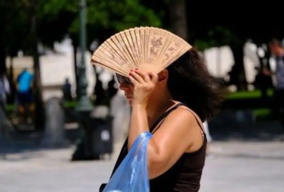Mujer cubriéndose del calor