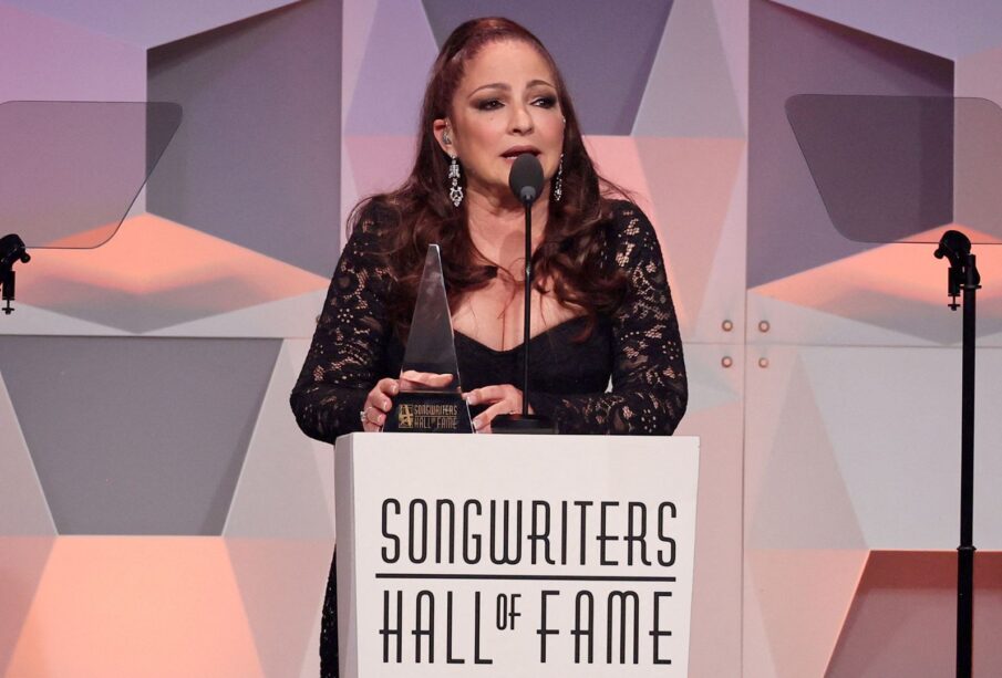 Gloria Estefan habla en el escenario en la Gala de Inducción y Premios del Salón de la Fama de los Compositores de 2023 en el New York Marriott Marquis.