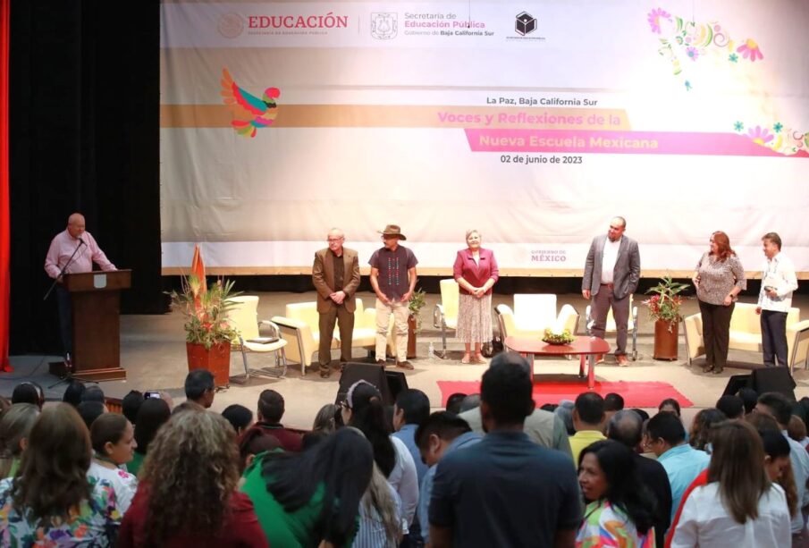 Gobernador de Baja California Sur en evento con maestros