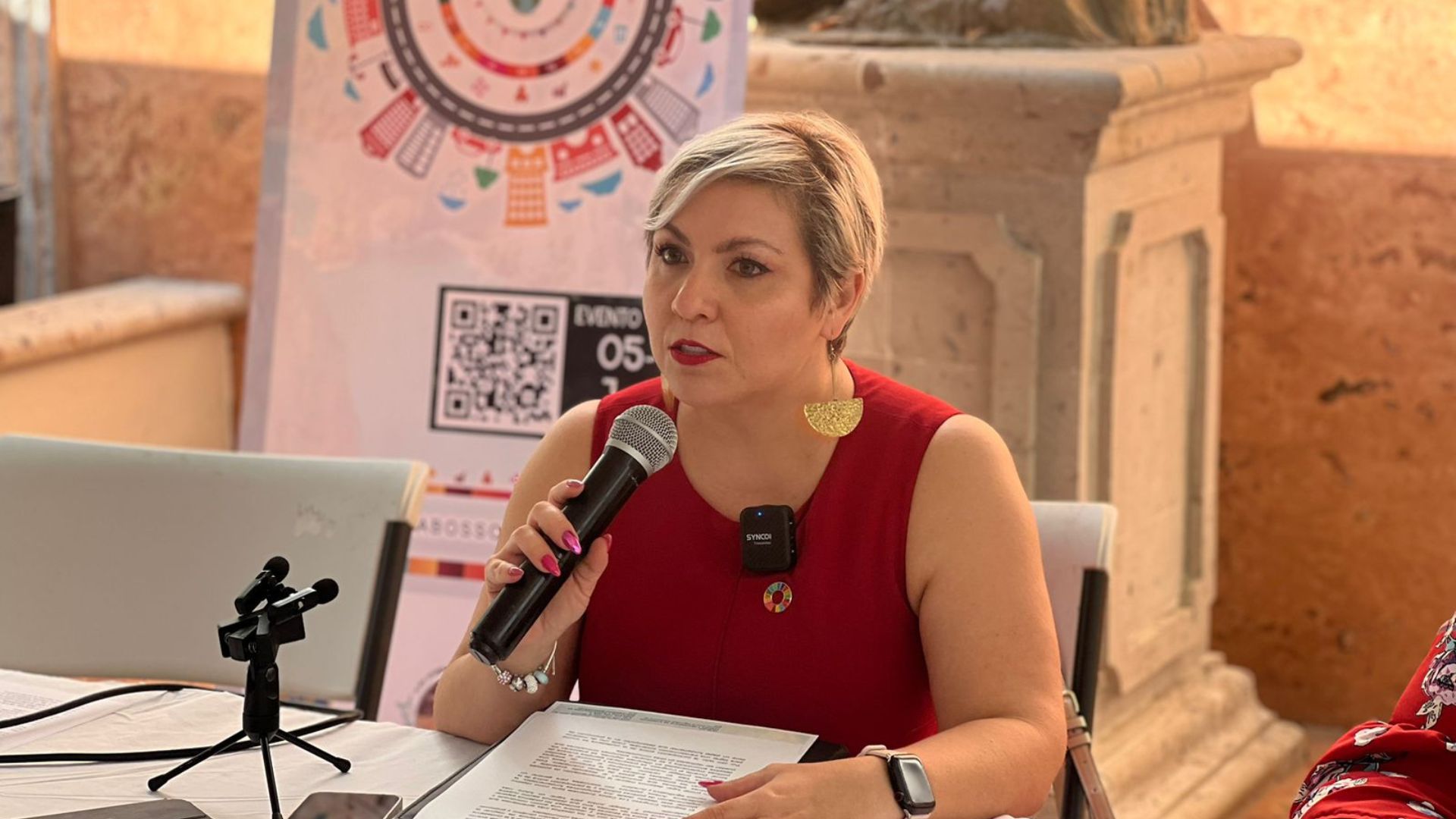 Irene Galindo en la rueda de prensa del Segundo Congreso Los Cabos Sostenible en el Palacio Municipal de San José del Cabo.