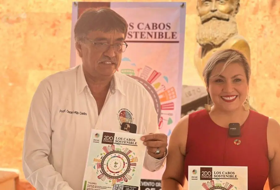 Irene Galindo y Oscar Leggs en la rueda de prensa del Segundo Congreso Los Cabos Sostenible en el Palacio Municipal de San José del Cabo.