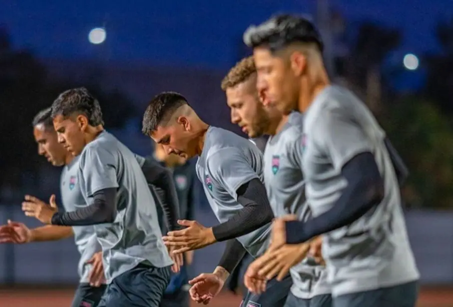 Jugadores de Los Cabos United entrenando.