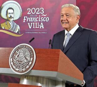 López Obrador sonriendo