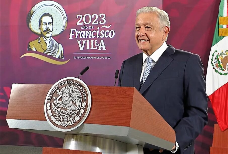 López Obrador sonriendo