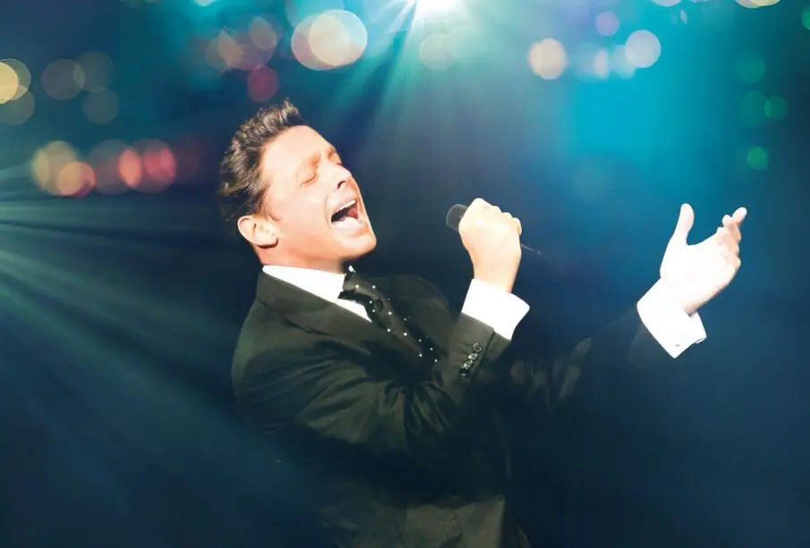 Luis Miguel cantando en concierto