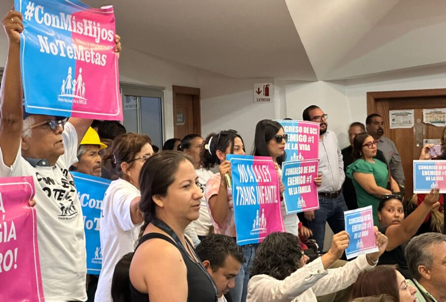 Manifestación en contra de infancias trans