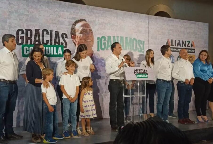 Manolo celebra carro completo en Coahuila