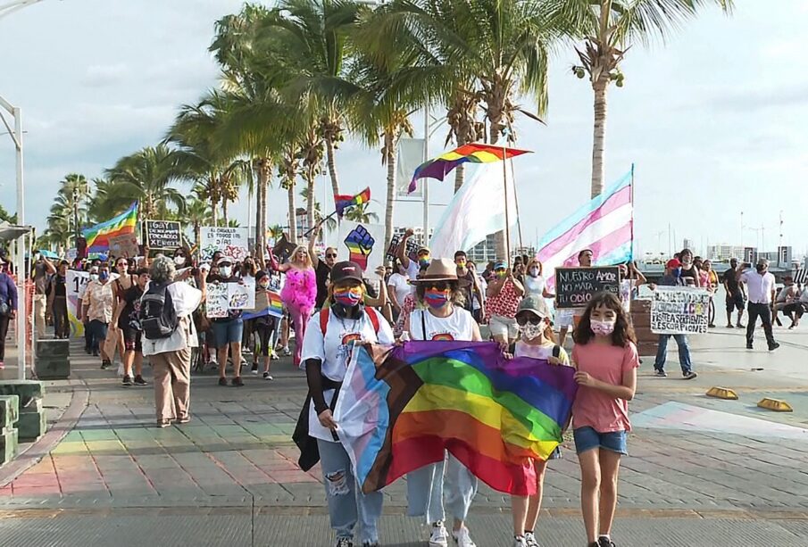 Marcha del orgullo LGBTI 2023 en el malecón de La Paz.