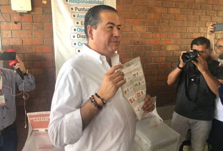 Mejia mostrando planilla de votos