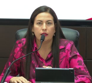 Milena hablando al micrófono