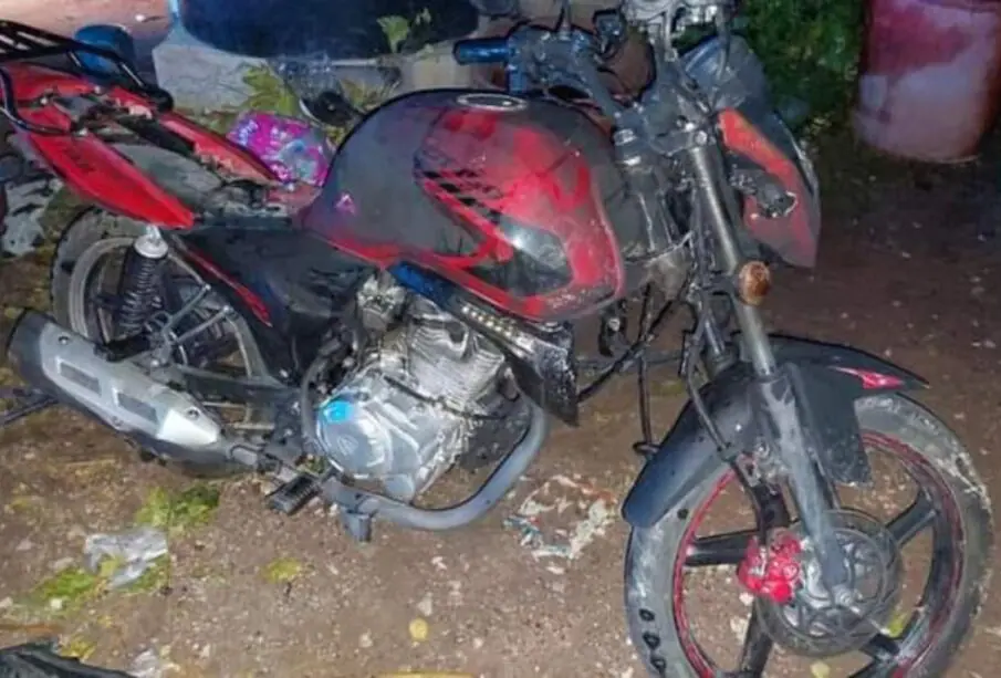 Motocicleta incendiada en Vista Real.