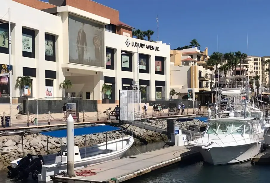 Negocios frente a la Marina de Cabo San Lucas.