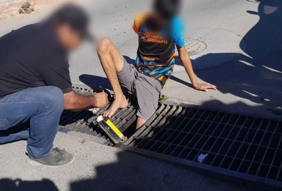 Niño atorado en una alcantarilla en San José del Cabo.