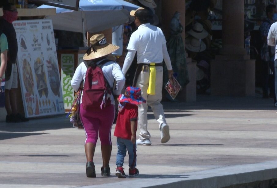 Niños vendedores ambulantes trabajano en la zona de la Marina en Cabo San Lucas.