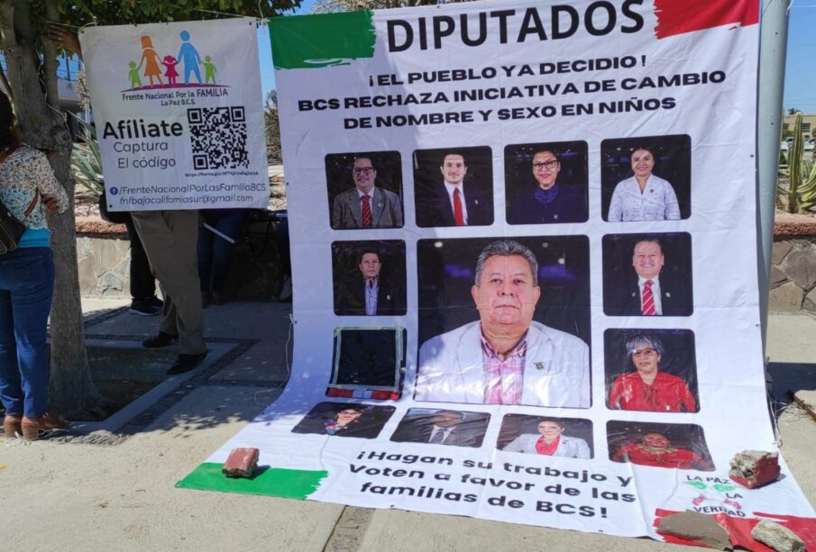 Pancartas de manifestantes del Frente Nacional por la Familia en contra de las infancias trans.