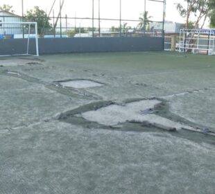 Pasto de cancha en estado deplorable