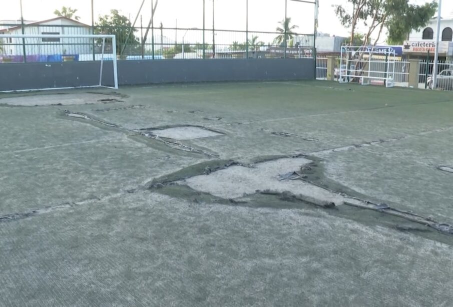 Pasto de cancha en estado deplorable