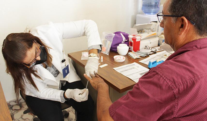 Personal de Salud atendiendo a trabajador estatal.