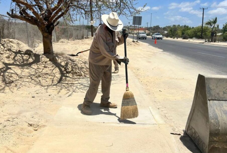 Personal de Servicios Públicos limpiando las calles de Los Cabos