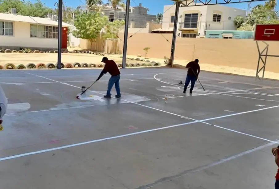 Personal del Ayuntamiento de Los Cabos rehabilitando canchas de la Escuela Primaria Francisco Javier Mina.