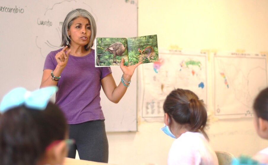 Personal del CAM impartiendo cursos a niños.