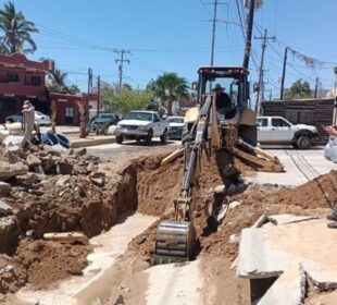 Personal del OOMSAPAS reparando fuga del acueducto número 2 de Los Cabos.