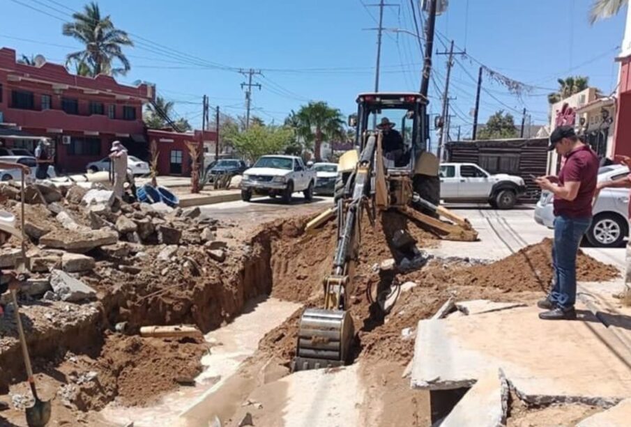 Personal del OOMSAPAS reparando fuga del acueducto número 2 de Los Cabos.