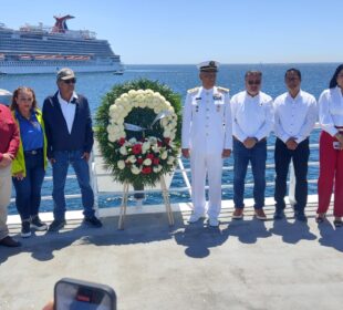 Personal naval en el muelle de Cabo San Lucas celebrando el Día de la Marina.