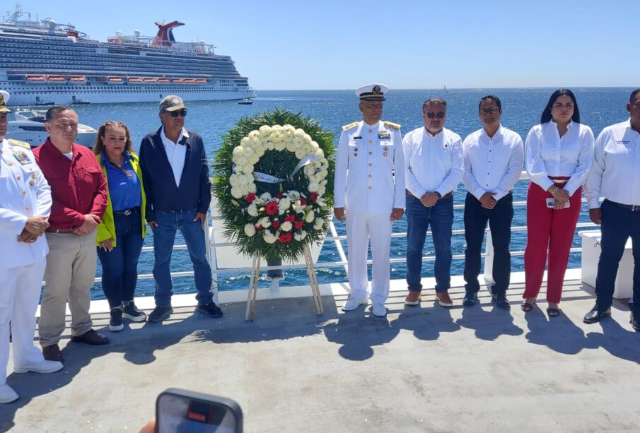 Personal naval en el muelle de Cabo San Lucas celebrando el Día de la Marina.