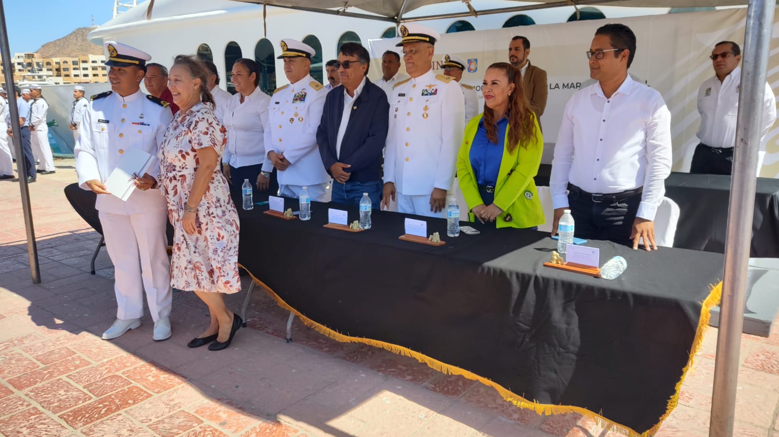 Personal naval y de gobierno celebrando el Día de la Marina en el muelle de Cabo San Lucas.