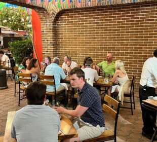 Personas comiendo en un restaurante de Los Cabos por el Día del Padre.