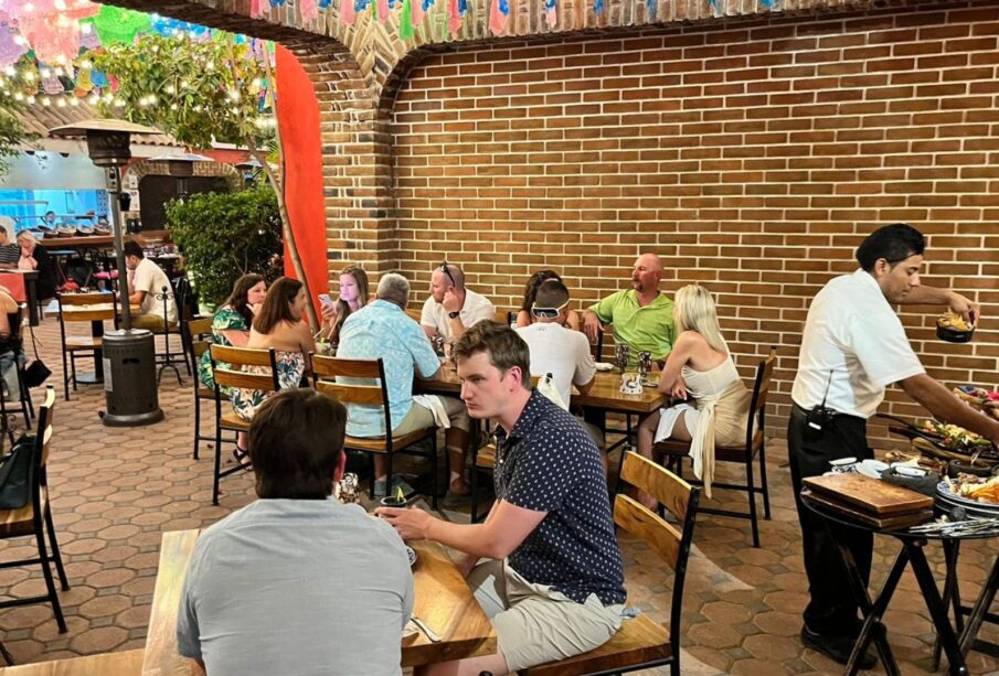 Personas comiendo en un restaurante de Los Cabos por el Día del Padre.